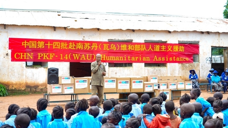 當(dāng)?shù)卣砀屑ぶ袊?guó)官兵。王軍杰攝