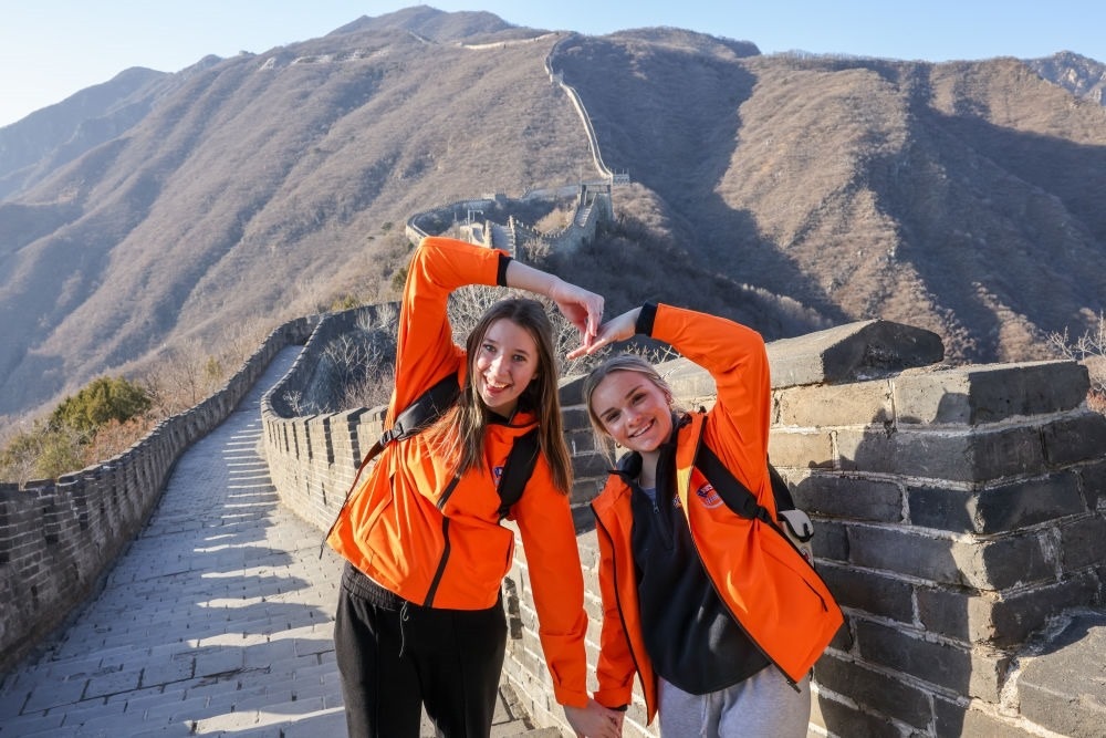 2024年3月20日，美國華盛頓州中學生代表團的成員在北京慕田峪長城留影。新華社記者 殷剛 攝