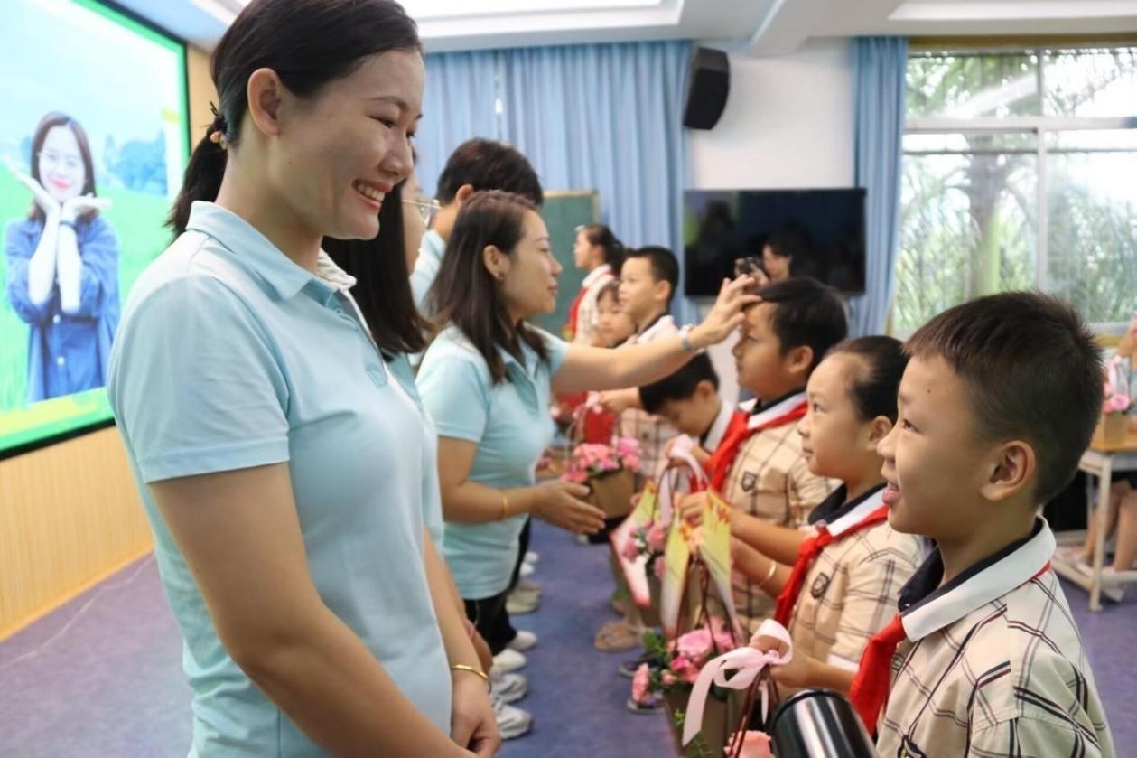 2023年教師節(jié)前，廣西南寧一所學(xué)校，學(xué)生向老師獻(xiàn)上鮮花、賀卡。