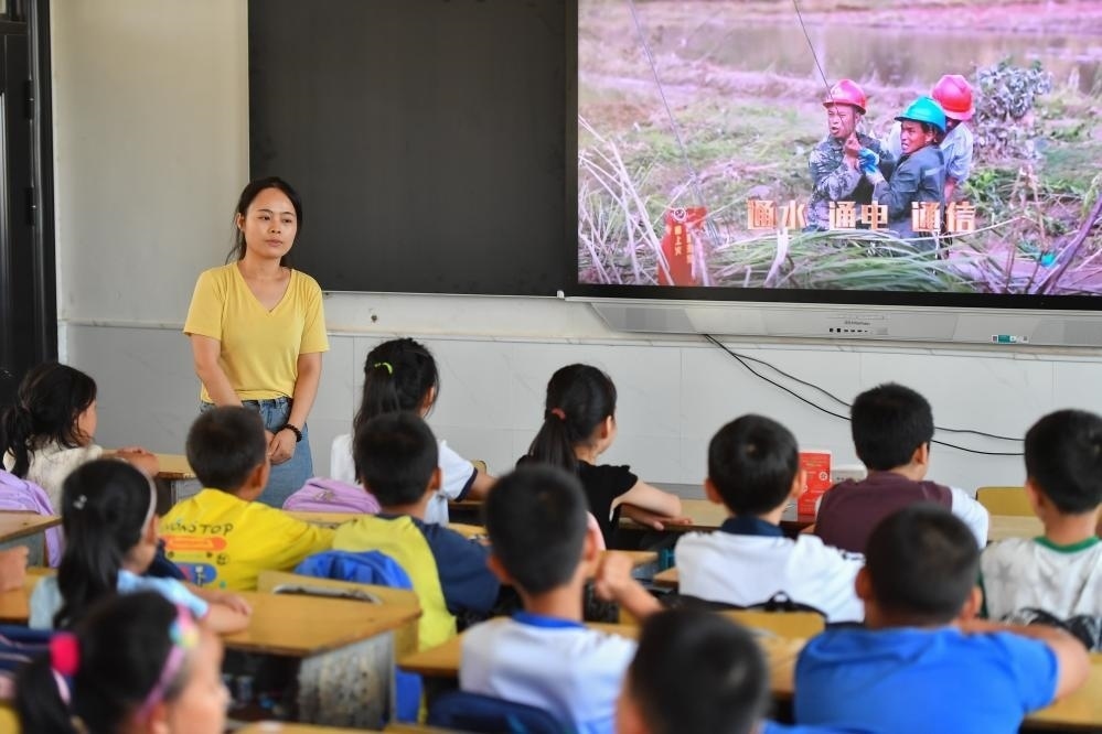 今年夏天，湖南華容縣等地遭受洪澇災(zāi)害。9月，華容縣一所學(xué)校，老師通過(guò)講述防災(zāi)救災(zāi)故事，引導(dǎo)孩子們知情、共情，汲取成長(zhǎng)的力量。