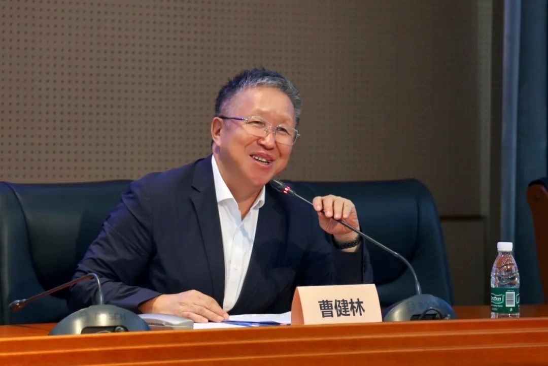 科技部原副部長(zhǎng)、十三屆全國(guó)政協(xié)教科衛(wèi)體委員會(huì)副主任、現(xiàn)任季華實(shí)驗(yàn)室理事長(zhǎng)、主任曹健林致辭。主辦方供圖