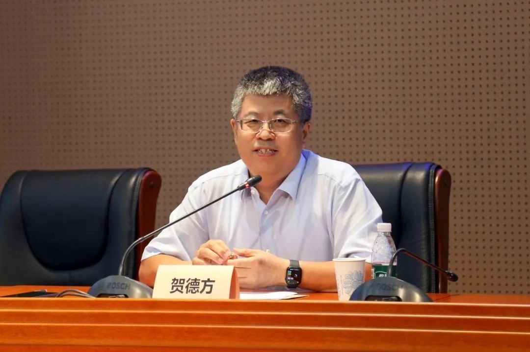 國(guó)務(wù)院參事、科技部原副秘書(shū)長(zhǎng)、中國(guó)科技評(píng)估與成果管理研究會(huì)理事長(zhǎng)賀德方致辭。主辦方供圖