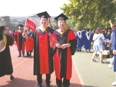 圖為李德仁（右）和學生肖雄武的合影。 肖雄武供圖