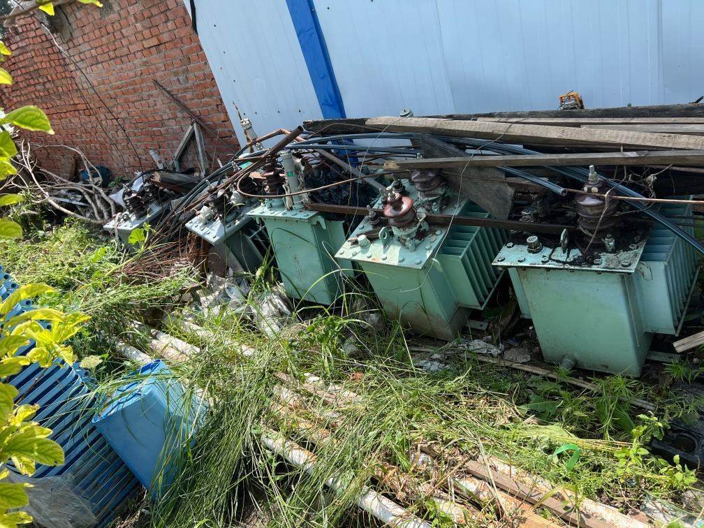 存放在農(nóng)戶家中的變壓器。新華社記者董寶森攝