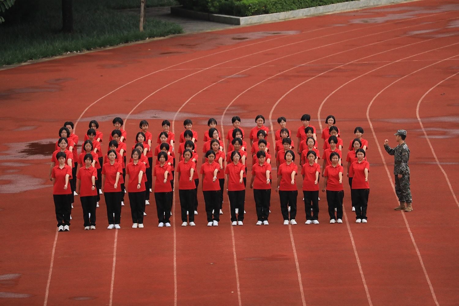 華坪女高2024級新生軍訓。華坪縣融媒體中心供圖