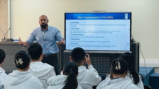 聯(lián)合國(guó)內(nèi)羅畢辦事處的工作人員為支隊(duì)成員講解可持續(xù)發(fā)展目標(biāo)。林源攝