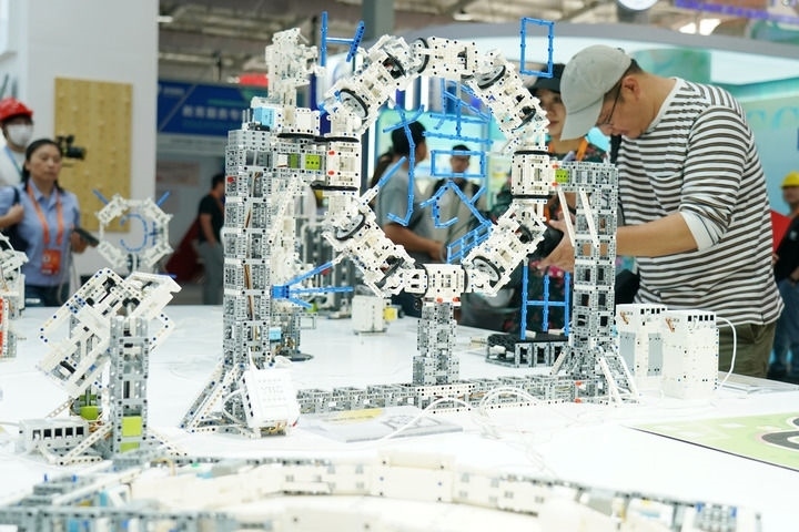 2024年9月11日，記者在服貿(mào)會(huì)首鋼園區(qū)教育服務(wù)館采訪。新華社記者 張晨霖 攝