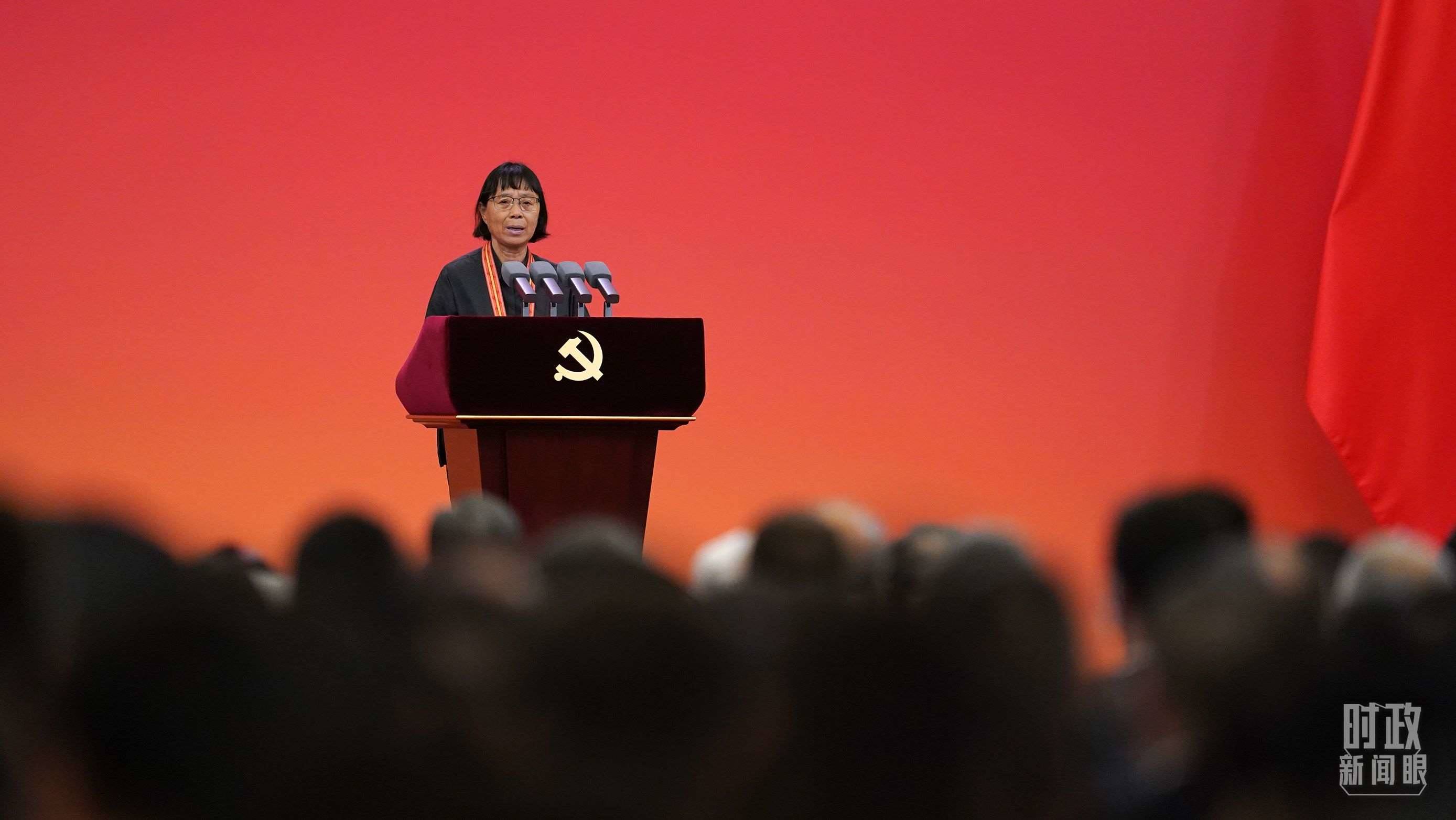  △2021年6月，幫助數(shù)千名貧困山區(qū)女孩圓夢(mèng)大學(xué)的人民教師張桂梅，代表“七一勛章”獲得者發(fā)言。（總臺(tái)國(guó)廣記者李晉拍攝）