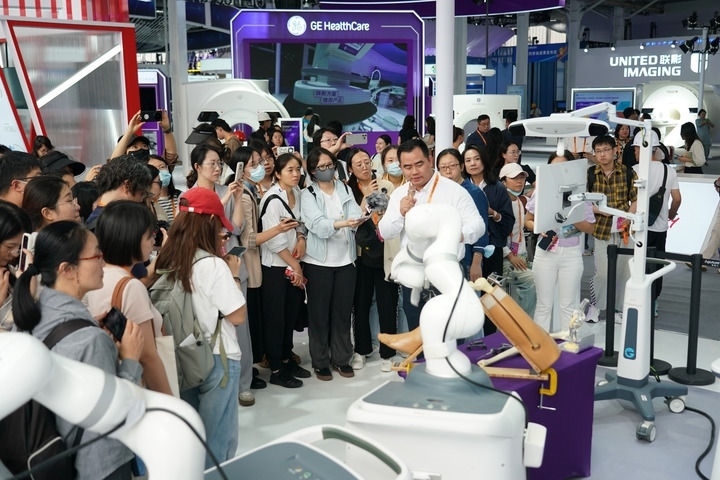 2024年9月11日，記者在服貿(mào)會(huì)首鋼園區(qū)健康衛(wèi)生服務(wù)館采訪。新華社記者 張晨霖 攝