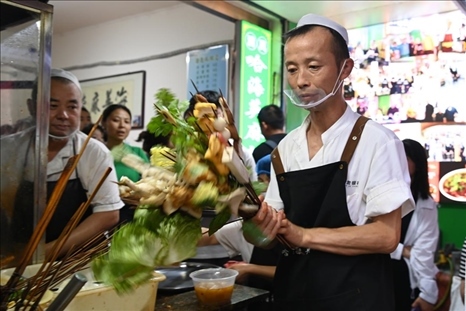 店員準備制作天水麻辣燙。新華社記者 范培珅 攝