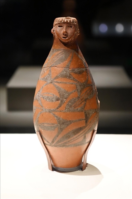 大地灣出土的人頭形器口彩陶瓶。新華社記者 范培珅 攝