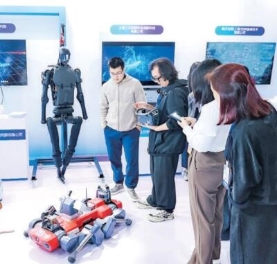 普陀區(qū)“中華武數(shù)”科創(chuàng)集市上，展位工作人員在向觀眾展示機(jī)器人。資料圖片