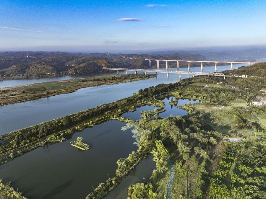 這是2023年8月28日在河南黃河濕地國家級(jí)自然保護(hù)區(qū)濟(jì)源段拍攝的景色（無人機(jī)照片）。新華社發(fā) 苗秋鬧 攝