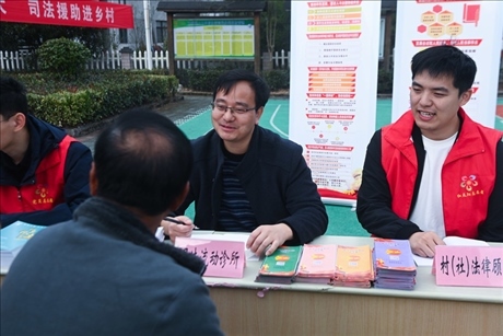 2022年11月9日，在杭州市臨安區(qū)太陽鎮(zhèn)上太陽村，臨安區(qū)太陽司法所所長方凱（右二）現(xiàn)場解答法律問題。 新華社記者 徐昱 攝