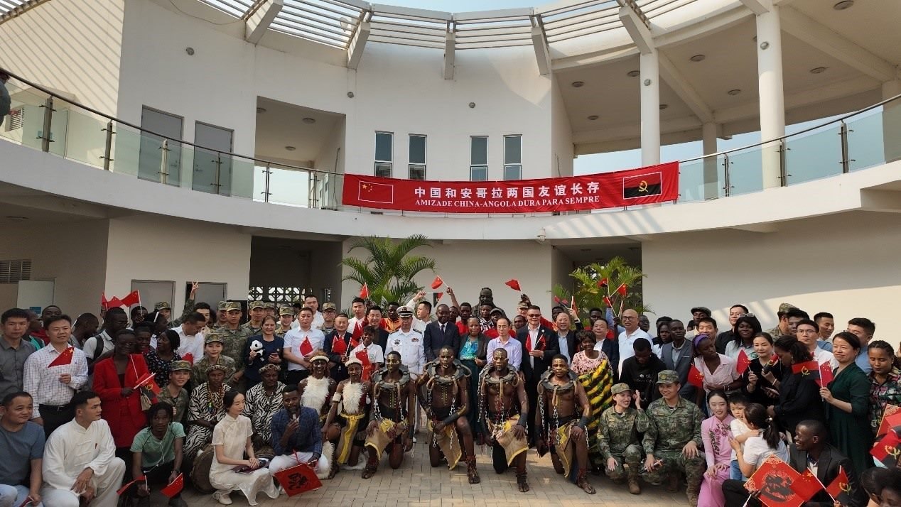 文化聯(lián)誼活動合影。內(nèi)圖大學(xué)孔子學(xué)院供圖