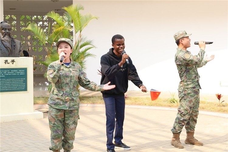 孔院學(xué)生與中國海軍官兵合唱《天地龍鱗》。內(nèi)圖大學(xué)孔子學(xué)院供圖