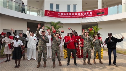 中安合唱歌曲《相親相愛》。內(nèi)圖大學(xué)孔子學(xué)院供圖