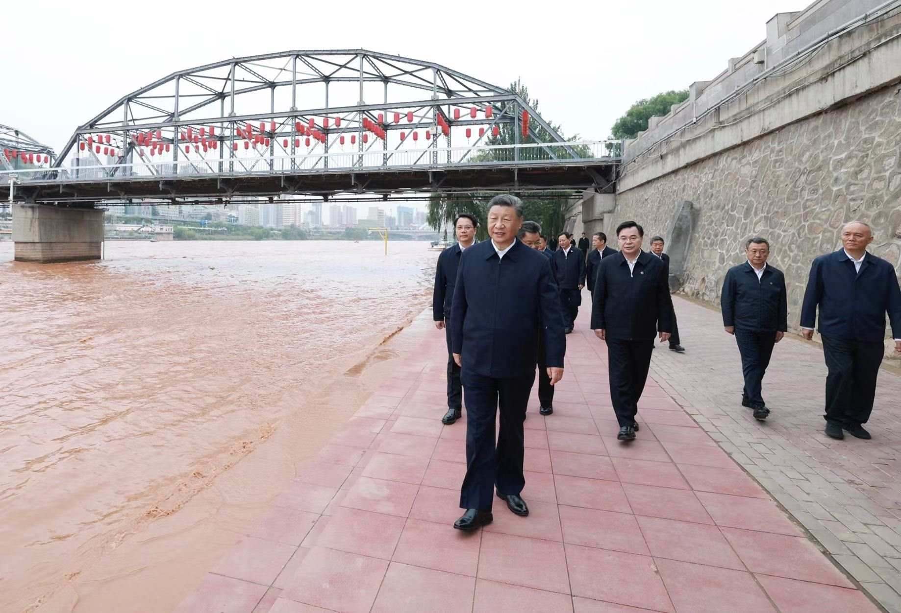 △9月11日下午，甘肅蘭州市黃河蘭州中山橋段，習(xí)近平總書記了解當(dāng)?shù)赝苿狱S河流域生態(tài)保護(hù)等情況。