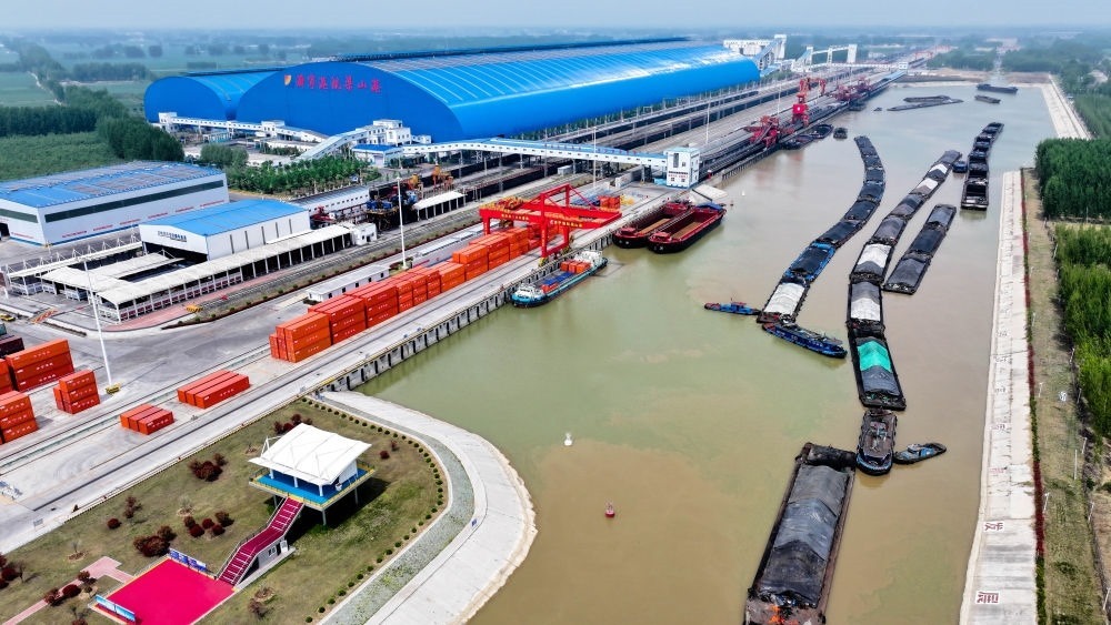 2024年4月24日，船舶行駛在山東濟寧港航梁山港航道上（無人機照片）。近年來，山東省加快構(gòu)建沿黃陸海大通道，有效促進黃河流域各省區(qū)物流降本增效，實現(xiàn)更高水平對外開放。
