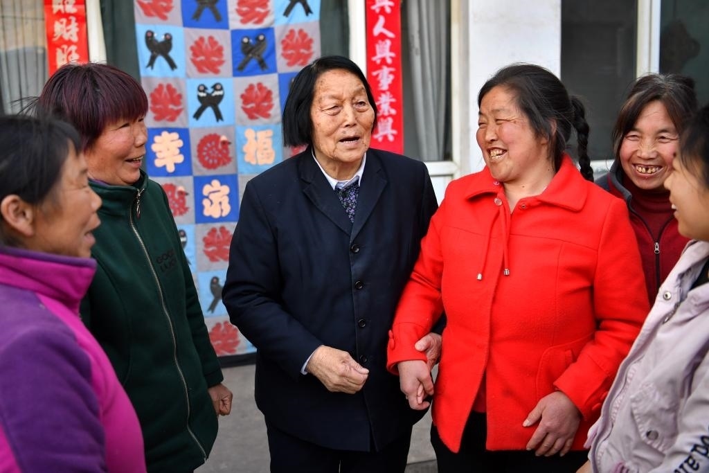 2019年3月23日，申紀(jì)蘭（左三）在山西省平順縣西溝村與村民分享全國(guó)兩會(huì)精神。新華社記者 曹陽(yáng) 攝