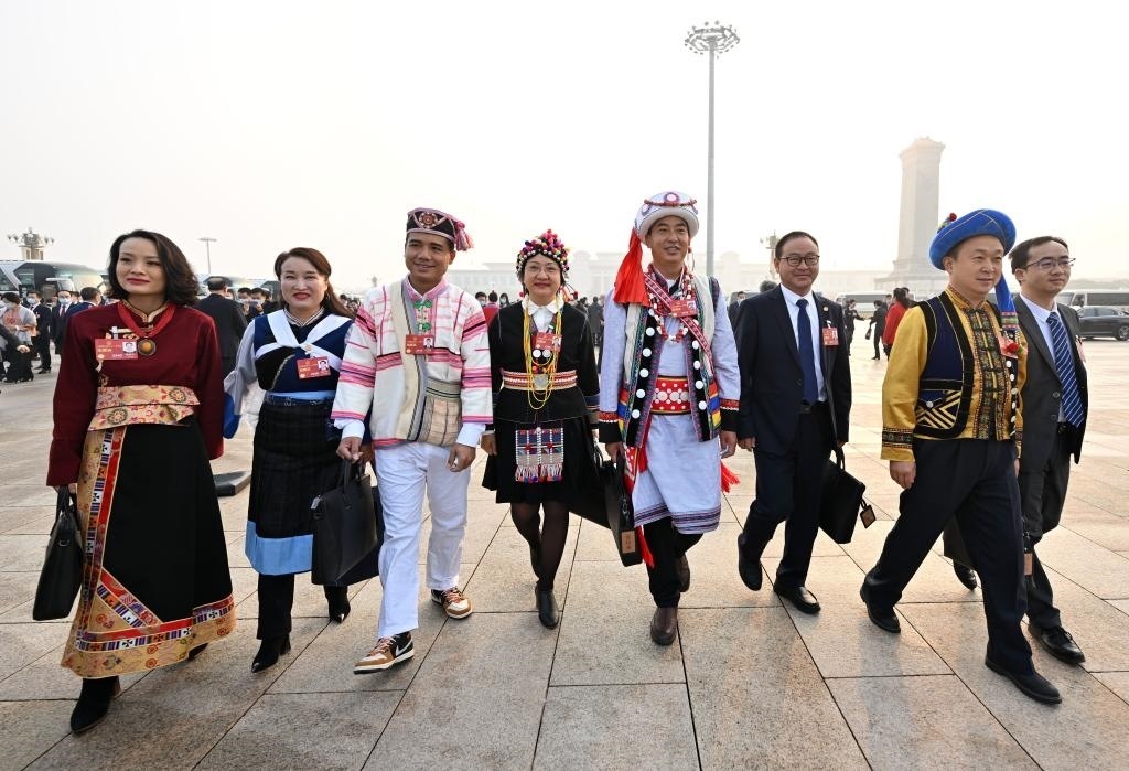 2023年3月5日，第十四屆全國(guó)人民代表大會(huì)第一次會(huì)議在北京人民大會(huì)堂開(kāi)幕。這是全國(guó)人大代表走向會(huì)場(chǎng)。新華社記者 陳益宸 攝