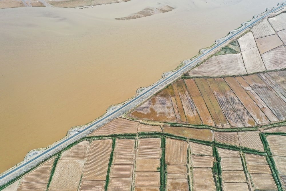 2024年5月26日在內(nèi)蒙古巴彥淖爾市臨河區(qū)拍攝的黃河（無人機照片）。巴彥淖爾市位于黃河“幾字彎”北端，擁有富饒的河套灌區(qū)，引黃灌溉面積達1000多萬畝。近年來，在引黃灌溉工程支撐下，河套灌區(qū)年均糧食總產(chǎn)量達60億斤以上。