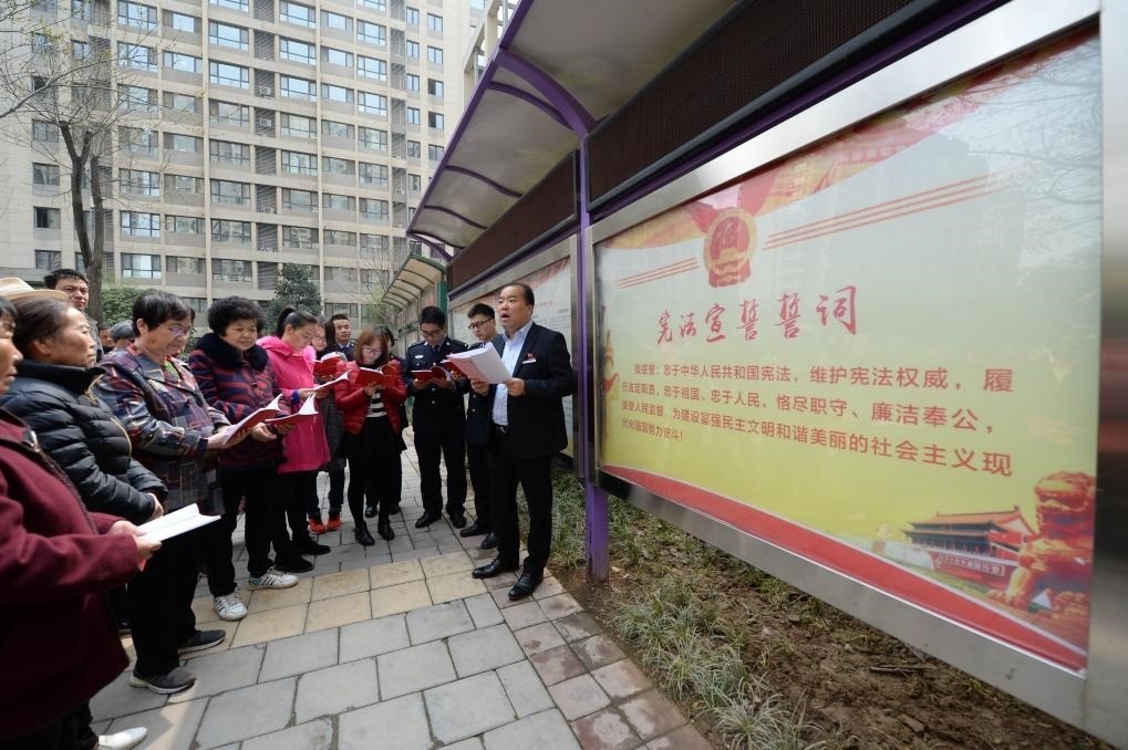 2018年3月20日，陜西寶倫律師事務(wù)所專(zhuān)職律師白銀濤（右一）在西安華遠(yuǎn)君城社區(qū)宣傳憲法知識(shí)。新華社記者 李一博 攝
