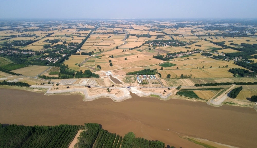 2024年6月19日，位于黃河高青段的馬扎子引黃閘開閘引水（無人機照片）。5月1日至6月18日，山東省累計啟用引黃閘63座，引黃河水量10.06億立方米，保障農(nóng)業(yè)灌溉需求。