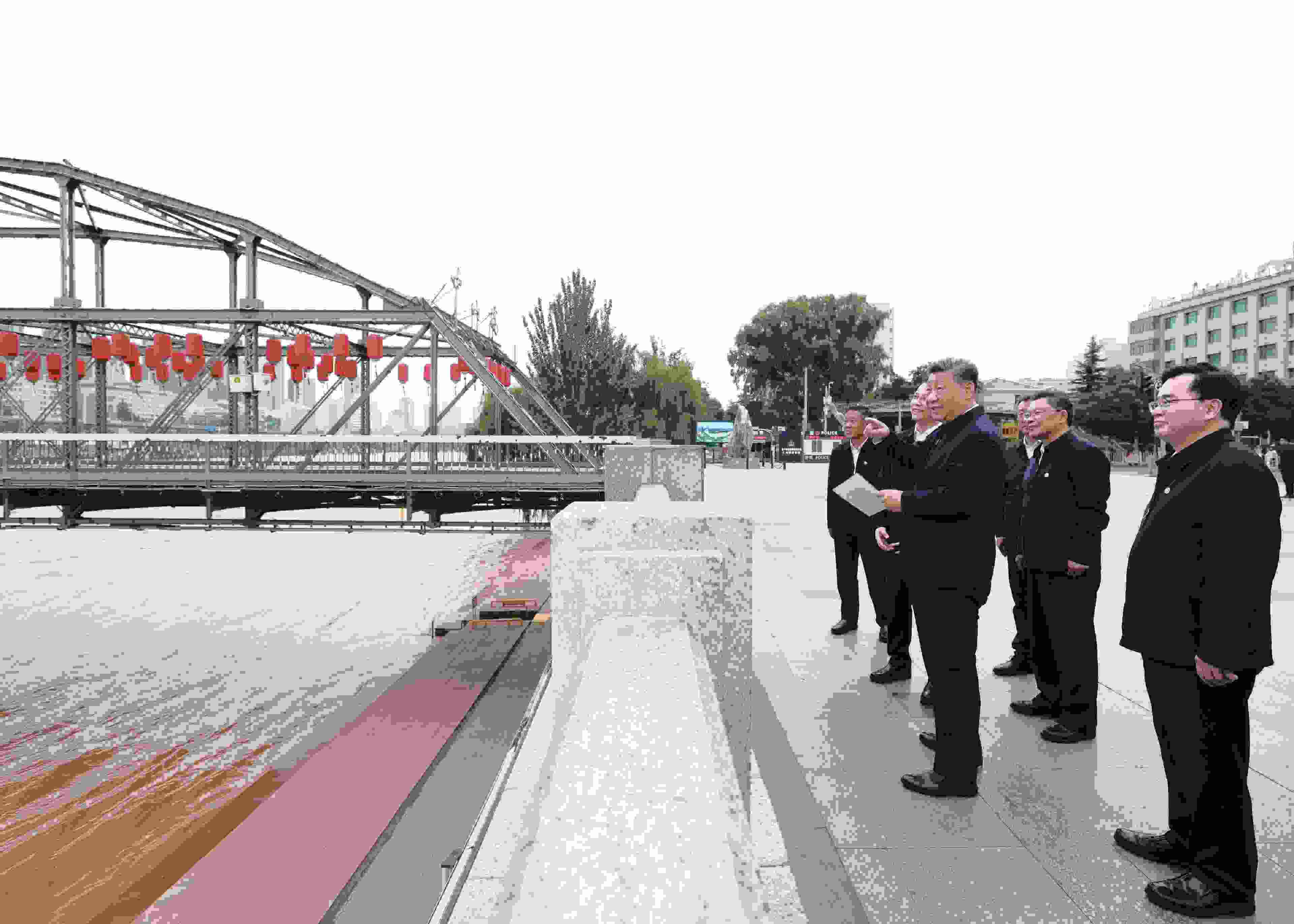 △ 2024年9月11日，習(xí)近平總書(shū)記來(lái)到甘肅省蘭州市黃河蘭州中山橋段，了解當(dāng)?shù)赝苿?dòng)黃河流域生態(tài)保護(hù)情況。