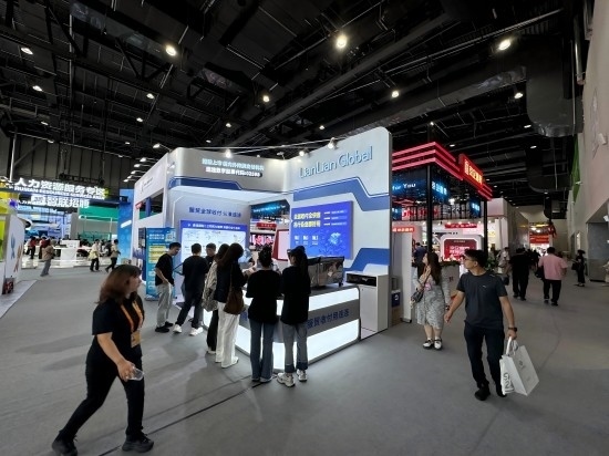 觀眾在展區(qū)了解相關(guān)金融服務(wù)。人民網(wǎng)記者 黃盛攝