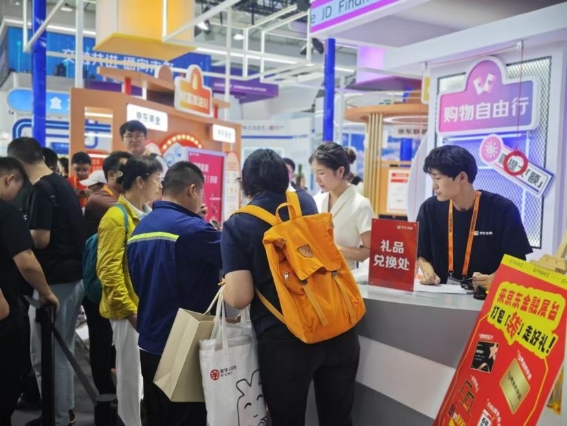 觀眾在金融服務(wù)展區(qū)體驗(yàn)展臺(tái)的互動(dòng)活動(dòng)。人民網(wǎng)記者 黃盛攝