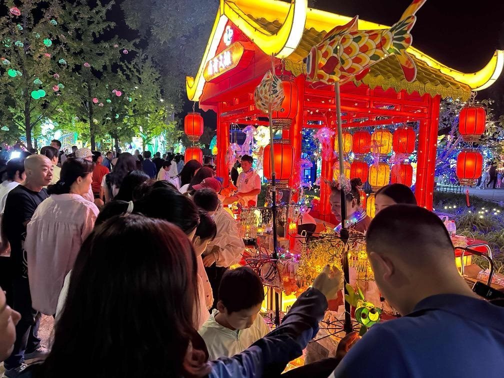 市民游客在2024年北京中秋國慶彩燈游園會(huì)上選購特色文創(chuàng)商品。新華社記者楊淑君 攝