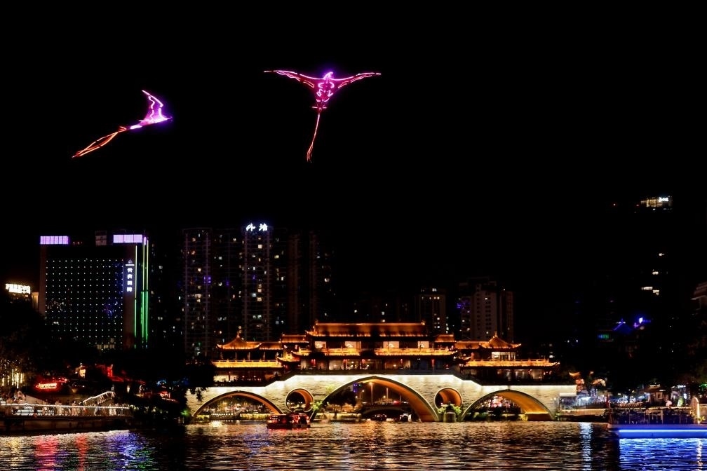 成都“夜游錦江”低空飛行裝置與游船伴飛。（唐斌治 攝）