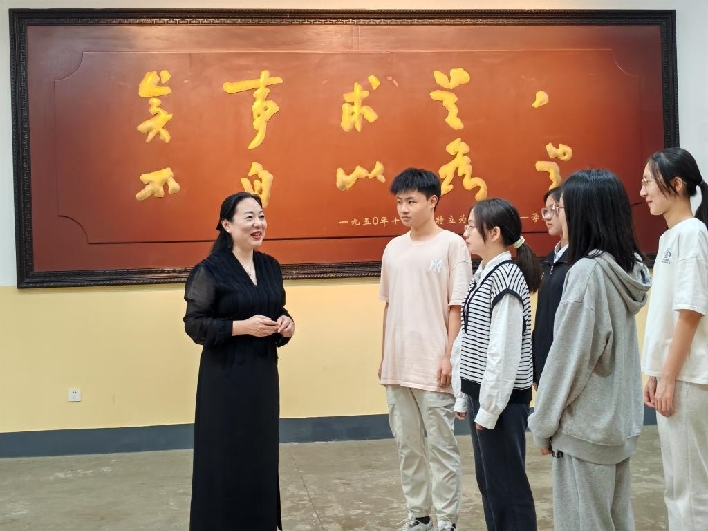 湖南第一師范學(xué)院思政課教師正在為學(xué)生講述紅色校史。（受訪者供圖）