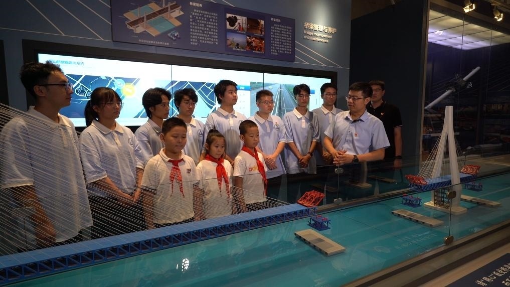 哈爾濱工業(yè)大學(xué)交通學(xué)院教師李順龍?jiān)谥袊?guó)橋梁博物館進(jìn)行課程思政與橋梁科普。新華社發(fā)（張潤(rùn) 攝）