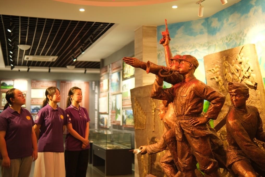 7月26日，南開大學(xué)實(shí)踐隊(duì)在環(huán)江革命陳列館了解毛南族人民在黨的領(lǐng)導(dǎo)下進(jìn)行革命斗爭(zhēng)的歷程。（受訪者供圖）