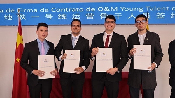 當(dāng)?shù)貢r(shí)間9月13日，40名哥倫比亞青年與中企承建運(yùn)營(yíng)的波哥大地鐵一號(hào)線項(xiàng)目簽約，不久將前往中國(guó)進(jìn)行為期15個(gè)月的專業(yè)地鐵知識(shí)培訓(xùn)。圖為部分學(xué)員在簽約儀式上展示所簽的協(xié)議。 波哥大地鐵一號(hào)線項(xiàng)目供圖