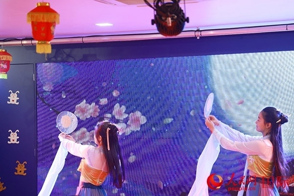 巴西華僑華人表演舞蹈《千里共嬋娟》。人民網(wǎng)記者 陳海琪攝