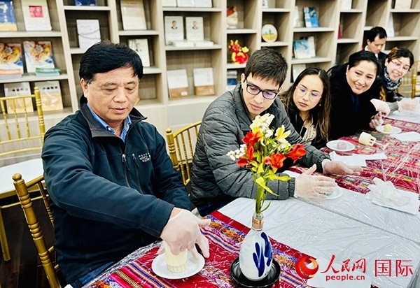 前來參加活動(dòng)的利馬居民共同制作冰皮月餅。人民網(wǎng)記者 宋亦然攝