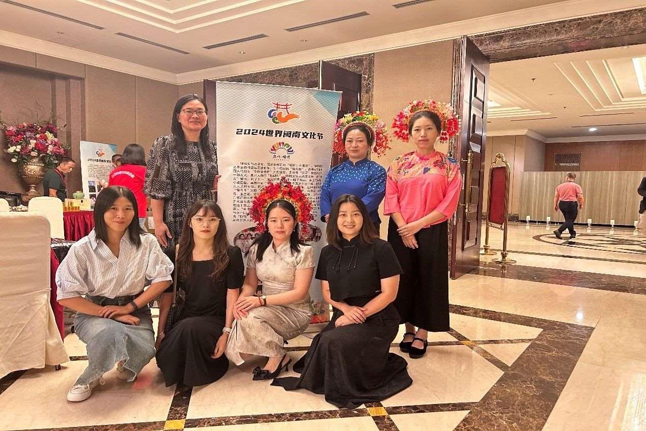 阿拉扎大學(xué)孔子學(xué)院老師和簪花圍傳承人合影。阿拉扎大學(xué)孔子學(xué)院供圖