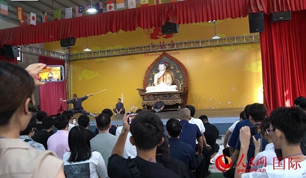 日本少林寺拳法青年代表團觀看少林拳表演。人民網(wǎng)記者 張麗婭攝