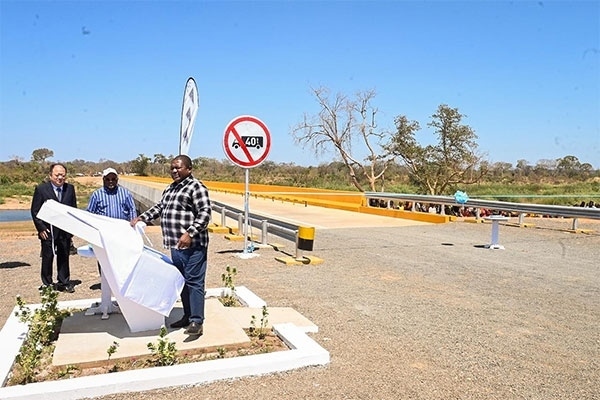 莫桑比克總統(tǒng)菲利佩·雅辛托·紐西（右）出席大橋通車儀式。中國電建供圖