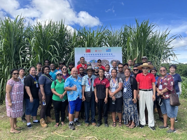 2024年2月28日，來自巴布亞新幾內(nèi)亞、湯加、庫克群島、薩摩亞、瑙魯?shù)葒业摹疤窖髰u國菌草技術(shù)培訓(xùn)班”學(xué)員在斐濟(jì)布拉阿格魯菌草技術(shù)示范基地合影。新華社發(fā)（中國援斐濟(jì)菌草技術(shù)示范中心供圖）