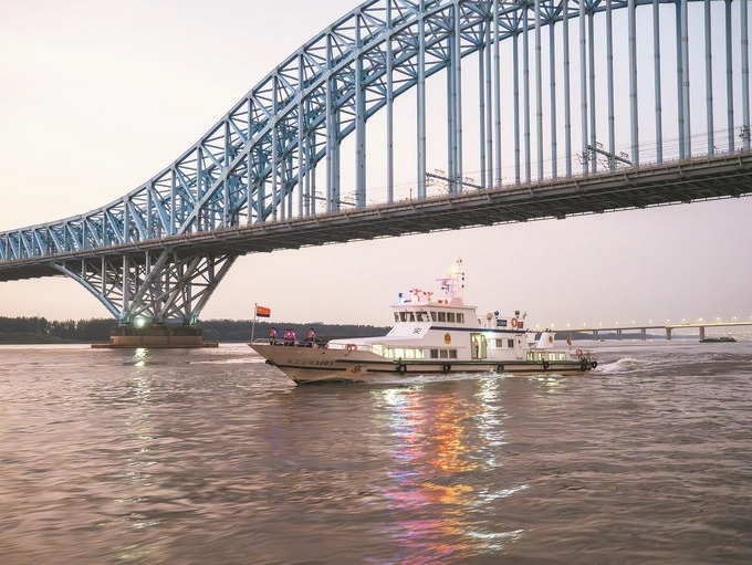 8月12日，長(zhǎng)江航運(yùn)公安局南京分局組織民警輔警駕乘警用巡邏船在轄區(qū)水域開(kāi)展巡邏檢查。江寧攝