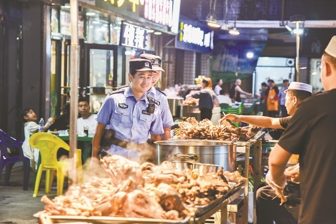 8月9日，甘肅省華亭市公安局組織民警輔警在夜市開(kāi)展巡邏檢查。張亞強(qiáng)攝
