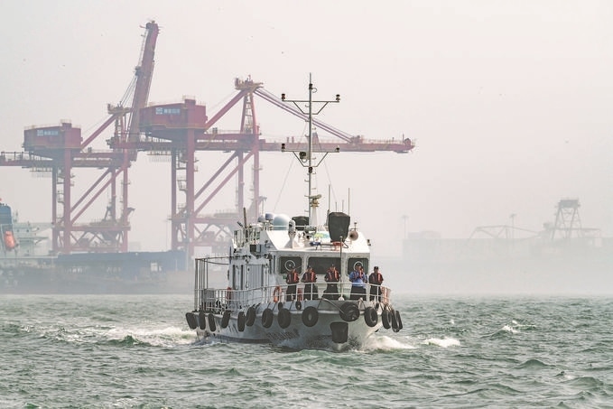 ?7月5日，秦皇島出入境邊防檢查站聯(lián)合秦皇島市公安局水陸巡特警支隊(duì)開(kāi)展海上聯(lián)合巡航。陳凈萱攝