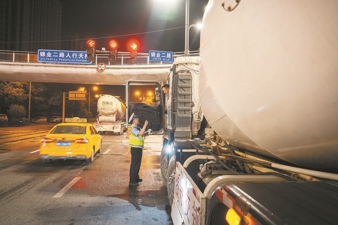 7月25日，陜西省西安市公安局交警支隊(duì)開(kāi)展全市中重型貨車(chē)及面包車(chē)違法異地互查整治行動(dòng)。孫崇明攝