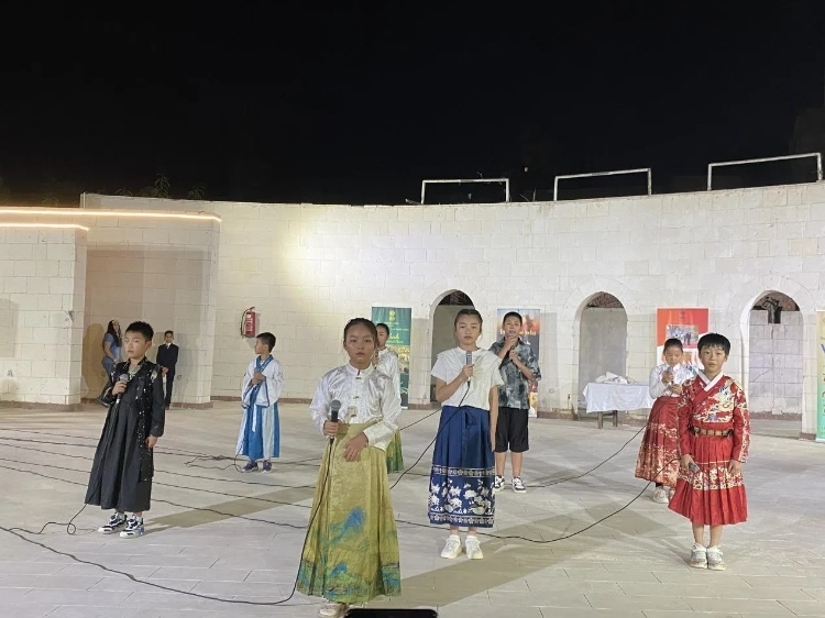 東方藝術文化館小朋友的詩朗誦表演。開羅中國文化中心供圖