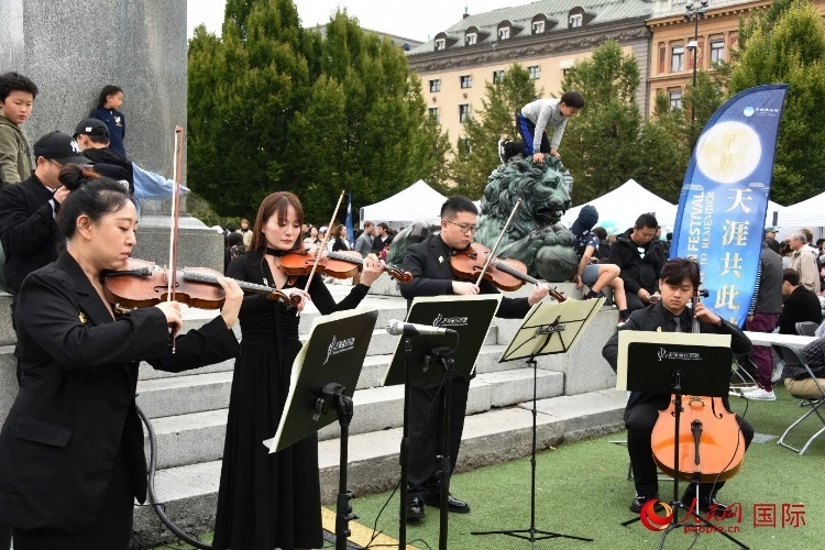 上海愛樂(lè)樂(lè)團(tuán)“快閃”活動(dòng)一瞥。人民網(wǎng)記者 殷淼攝