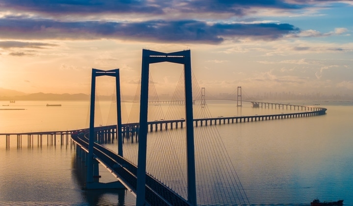 2024年6月27日，沐浴在晨曦中的深中通道（無(wú)人機(jī)照片）。新華社記者毛思倩 攝